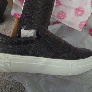 8.5 "snake" black sneakers